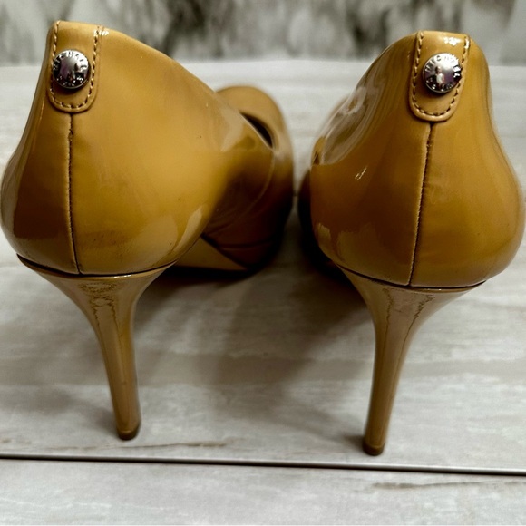 Michael Michael Kors Ionna Nude Beige Patent Leather Round Toe Platform Heels 10 - Picture 3 of 15